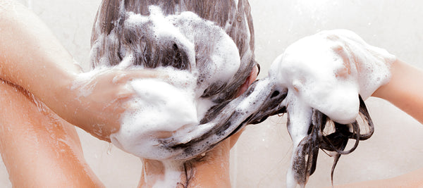 Warum schäumt Naturshampoo weniger stark als konventionelles Shampoo?