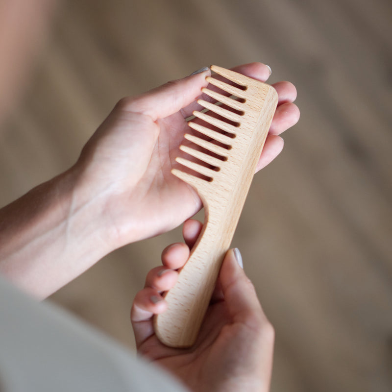 Handle comb made of oiled beech wood